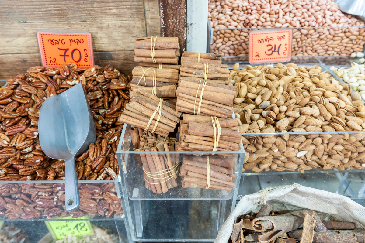 Moshe Ve’Benav Nuts & seeds