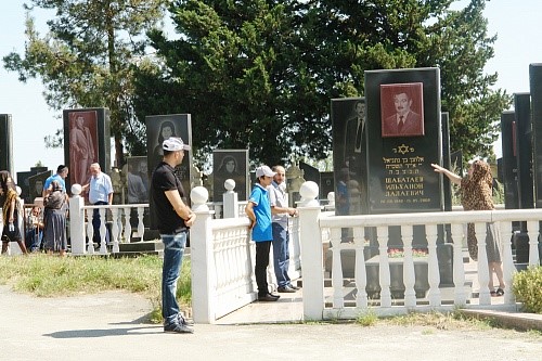 Cemetery in Qirmizi Qasaba